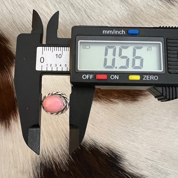 ❤️ Queen Pink Conch Navajo Style Oval Stud Earrings Matte Brushed Sterling 4gms - Picture 9 of 11